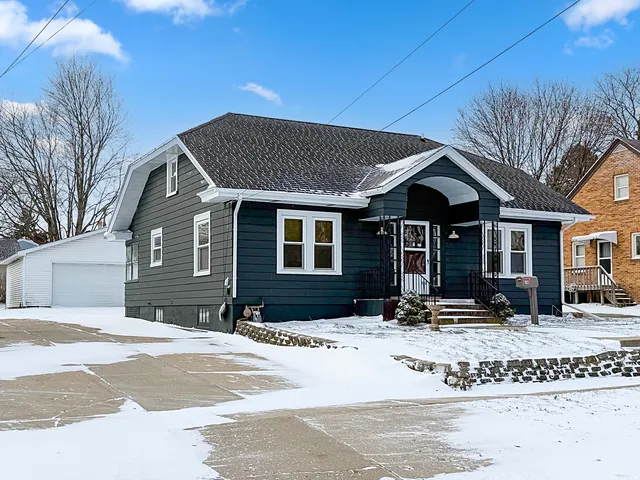 $128,000 | 327 West Garfield Street, Freeport, IL 61032