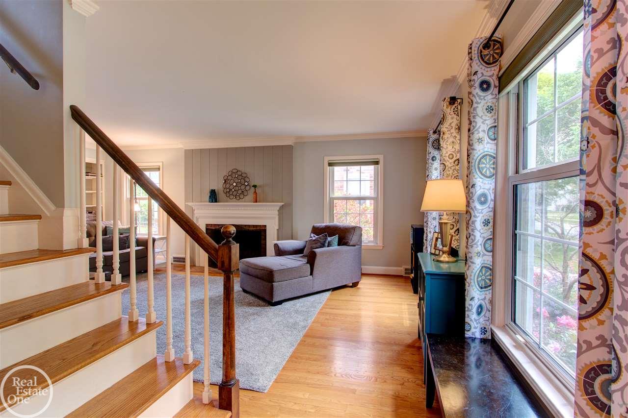 1324 Roslyn Road Grosse Pointe, MI 48236 - Photo 6 of 34 31351245-5.JPG