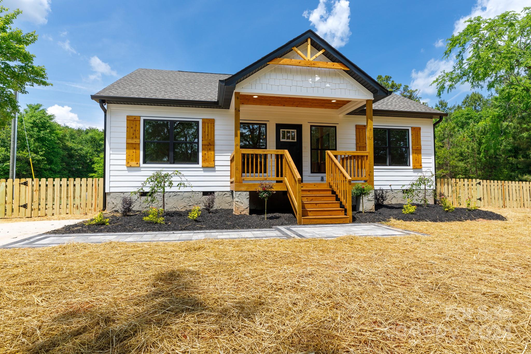 a view of a house with backyard