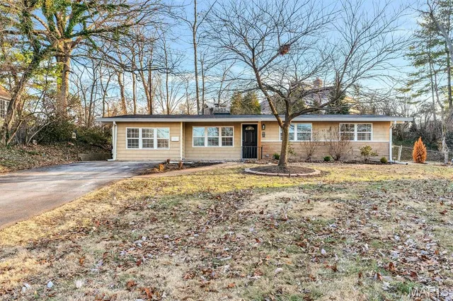 $360,000 | 621 Crest Court, Kirkwood, MO 63122