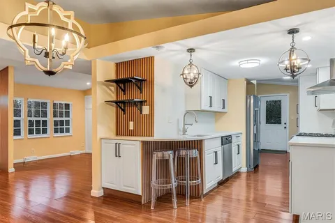 $360,000 | 621 Crest Court, Kirkwood, MO 63122