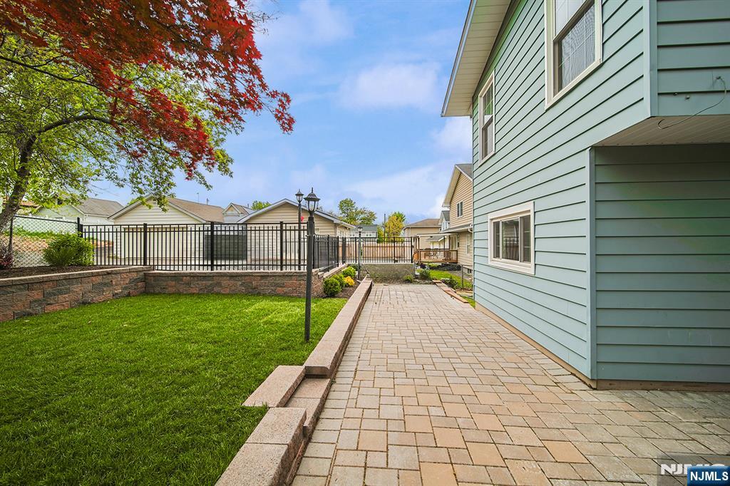 586 Hillside Street Ridgefield, NJ 07657 - Photo 3 of 46