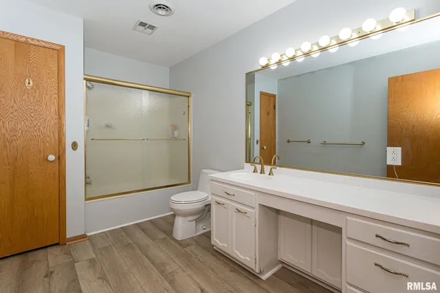 $380,000 | 28018 230th Street, Le Claire, IA 52753