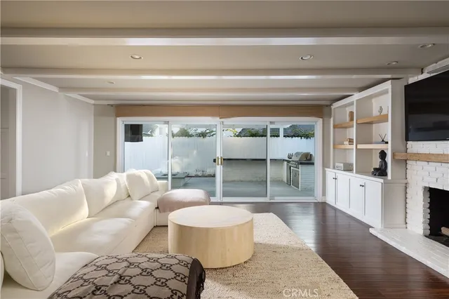 $7,995 | 407 East 16th Street, Costa Mesa, CA 92627