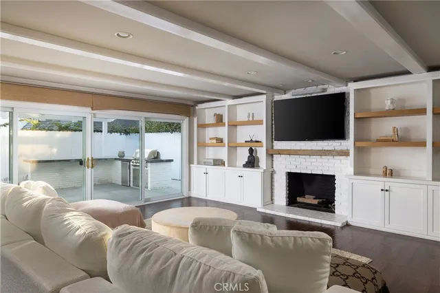 $7,995 | 407 East 16th Street, Costa Mesa, CA 92627