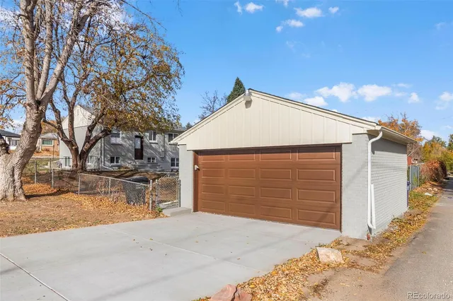 a front view of house with yard and garage