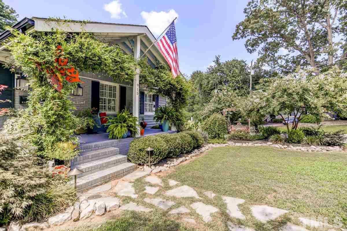 915 Mills Street Raleigh, NC 27608 - Photo 3 of 26
