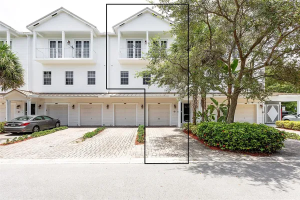 $2,895 | 6809 Lakeside Circle North, Unit 101, Davie, FL 33314