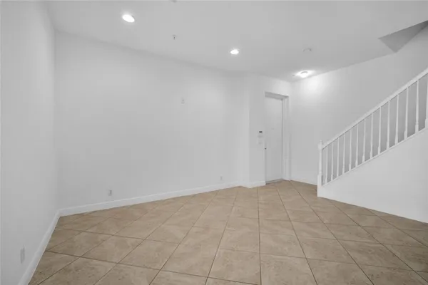 $2,895 | 6809 Lakeside Circle North, Unit 101, Davie, FL 33314