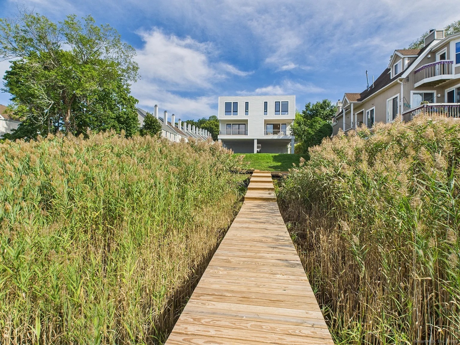 904 Quinnipiac Avenue, Unit 3 New Haven, CT 06513 - Photo 15 of 19 a view of a house with entrance