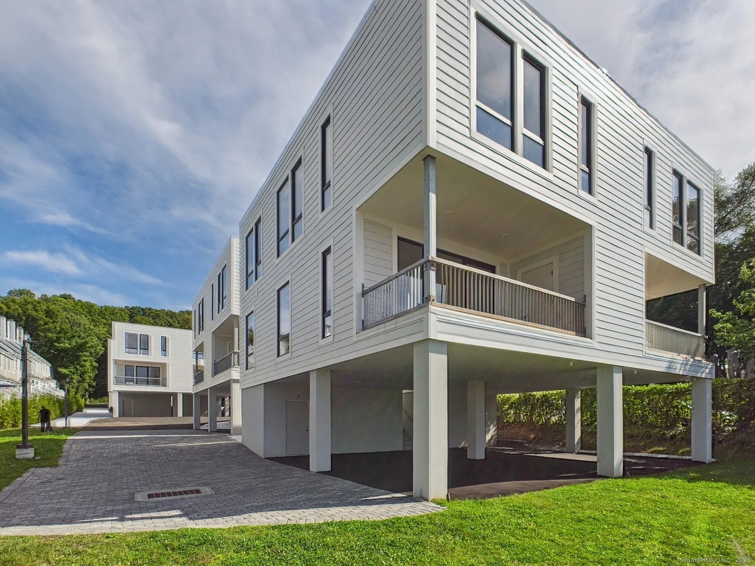 904 Quinnipiac Avenue, Unit 3 New Haven, CT 06513 - Photo 18 of 19 a view of a building with a yard