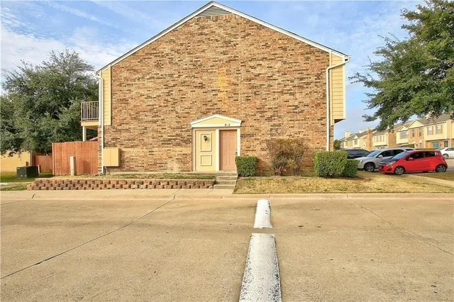 $1,500 | 2400 Jupiter Road, Unit D2, Plano, TX 75074
