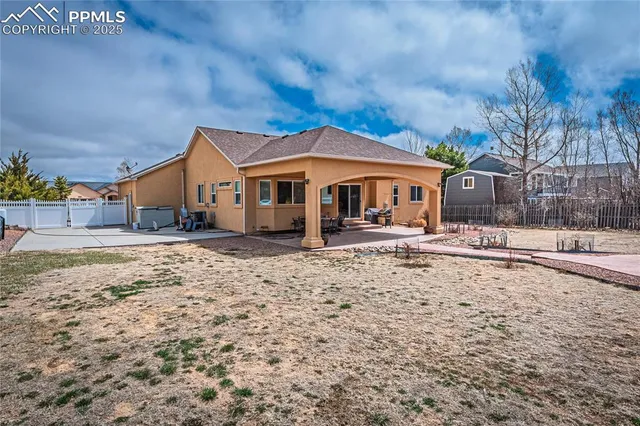 a view of a house with backyard