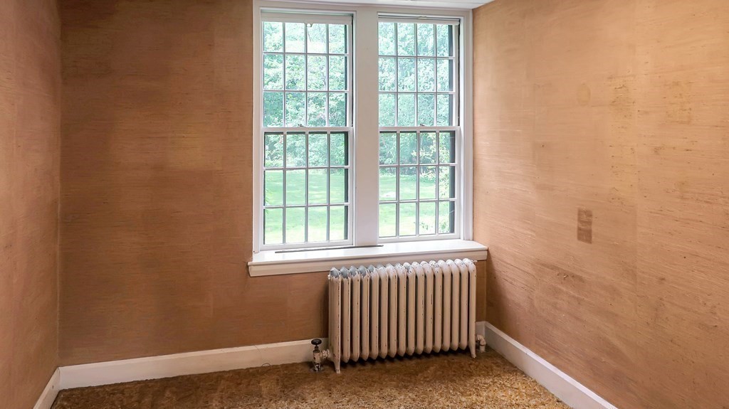 39 Locust Avenue Lexington, MA 02421 - Photo 11 of 32 an empty room with a window