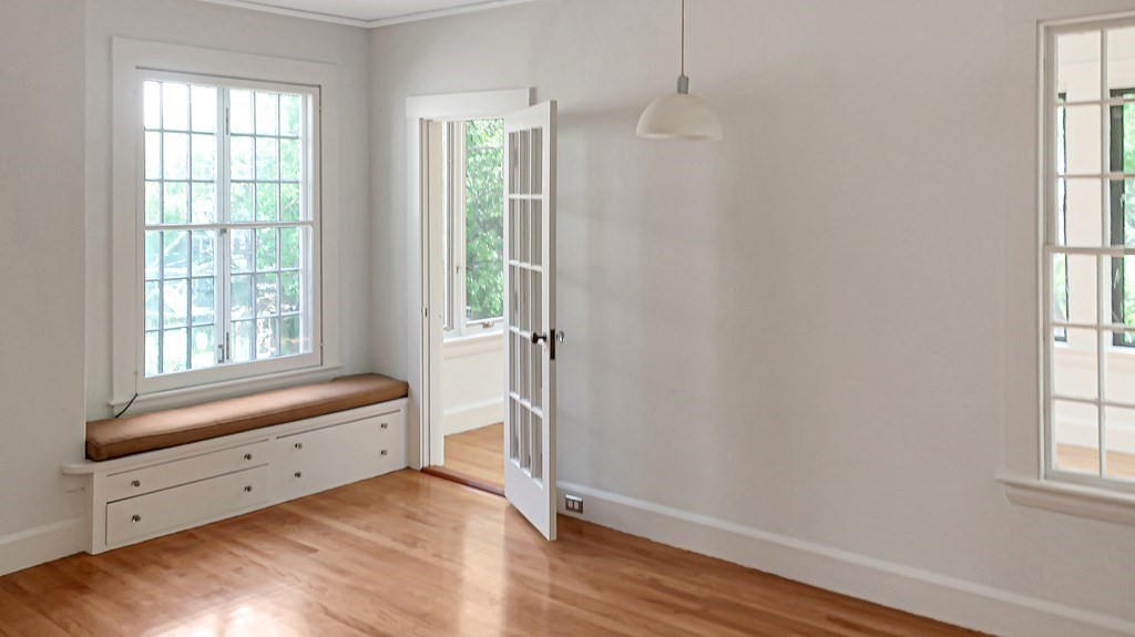 39 Locust Avenue Lexington, MA 02421 - Photo 15 of 32 an empty room with a window