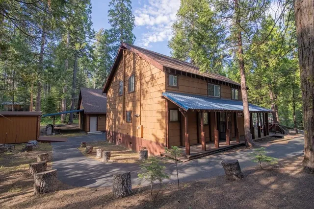 a view of a house with backyard