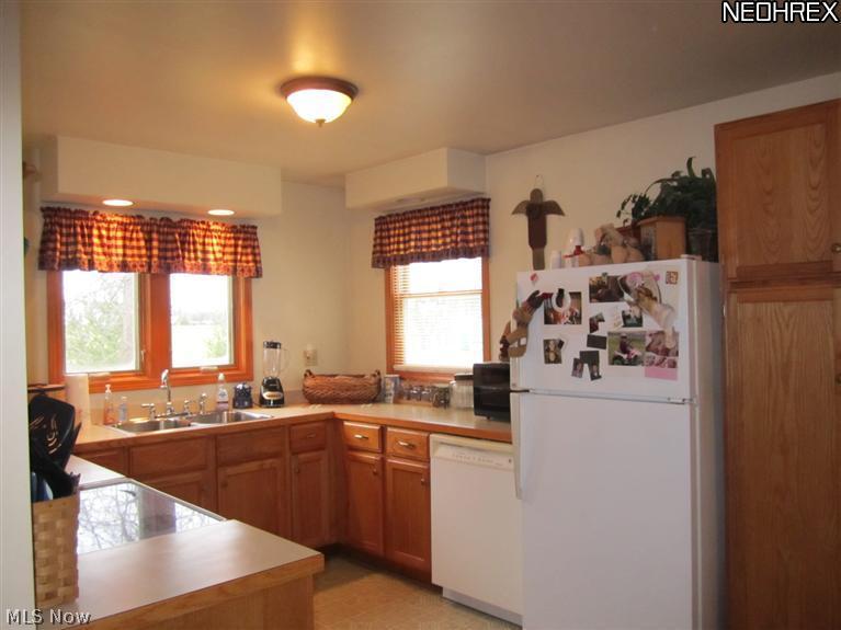 3039 Old Forge Road Kent, OH 44240 - Photo 9 of 11 Glass top electric stove.