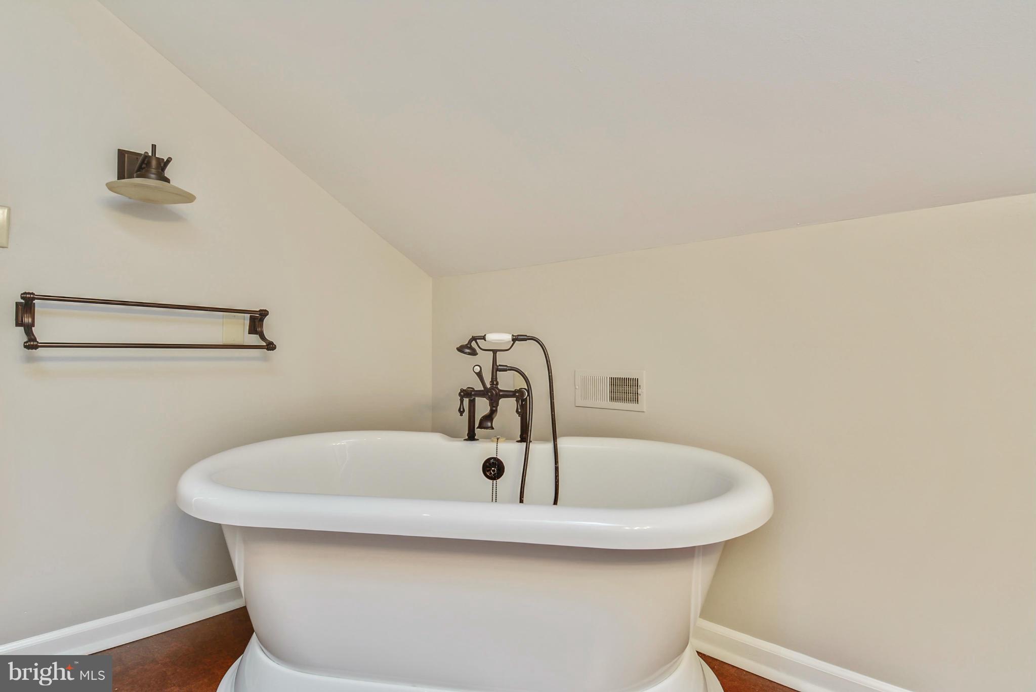 8800 1st Avenue Silver Spring, MD 20910 - Photo 17 of 24 Bath