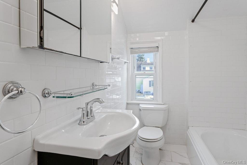 155 White Road Scarsdale, NY 10583 - Photo 13 of 16 Second floor full bathroom.