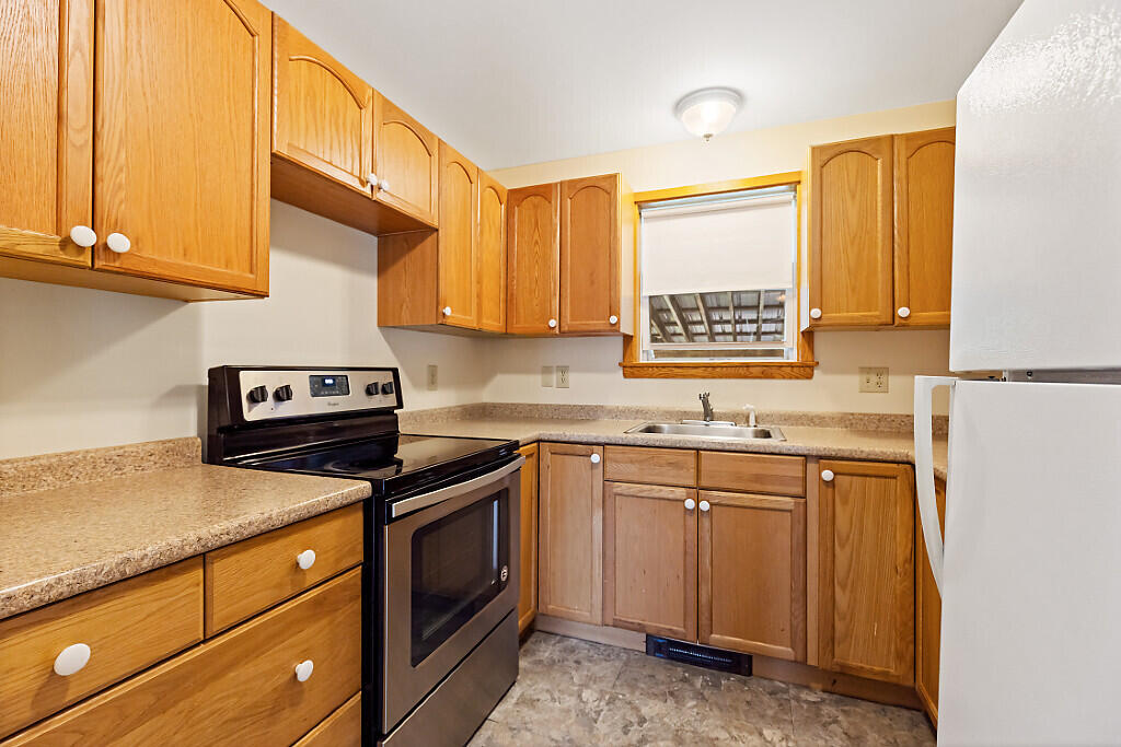 2525 West River Road Sidney, ME 04330 - Photo 22 of 41 Apartment kitchen