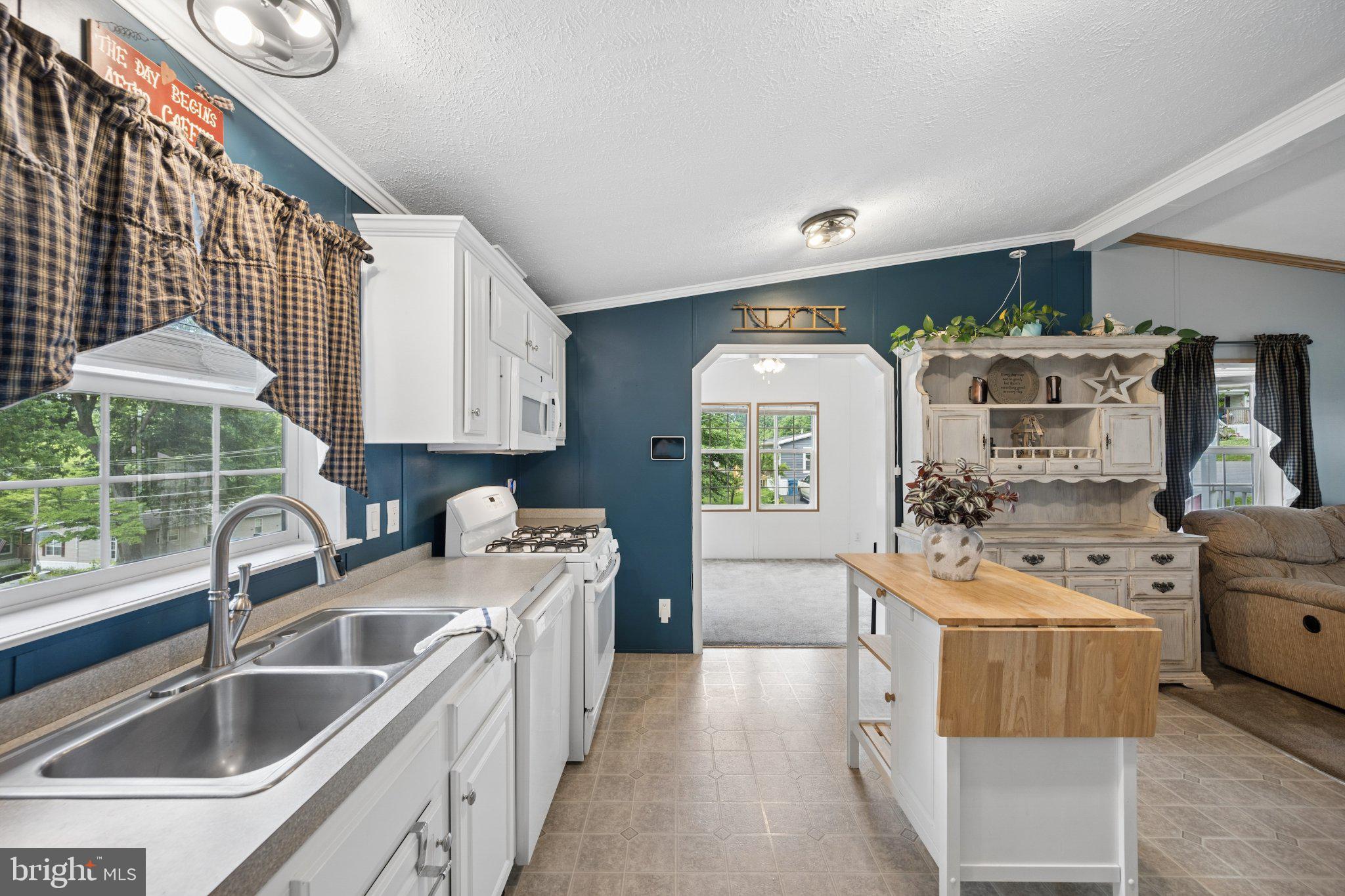 61 Glen Roy Road Nottingham, PA 19362 - Photo 8 of 26 Open, Airy & Designed for Everyday Living