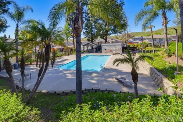 a view of a backyard
