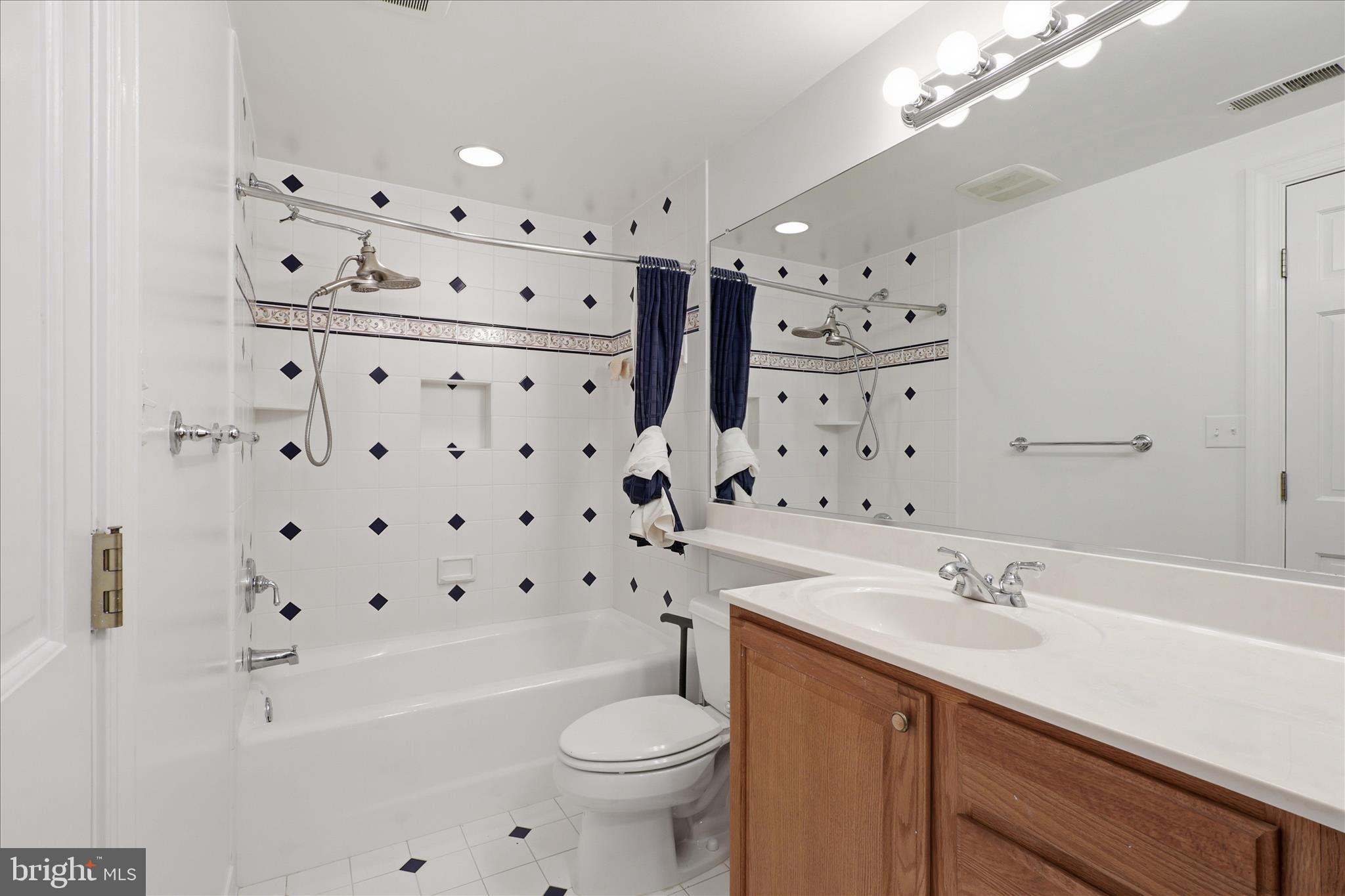 1051 Kelso Road Great Falls, VA 22066 - Photo 28 of 40 Lower level full bathroom with washer/dryer