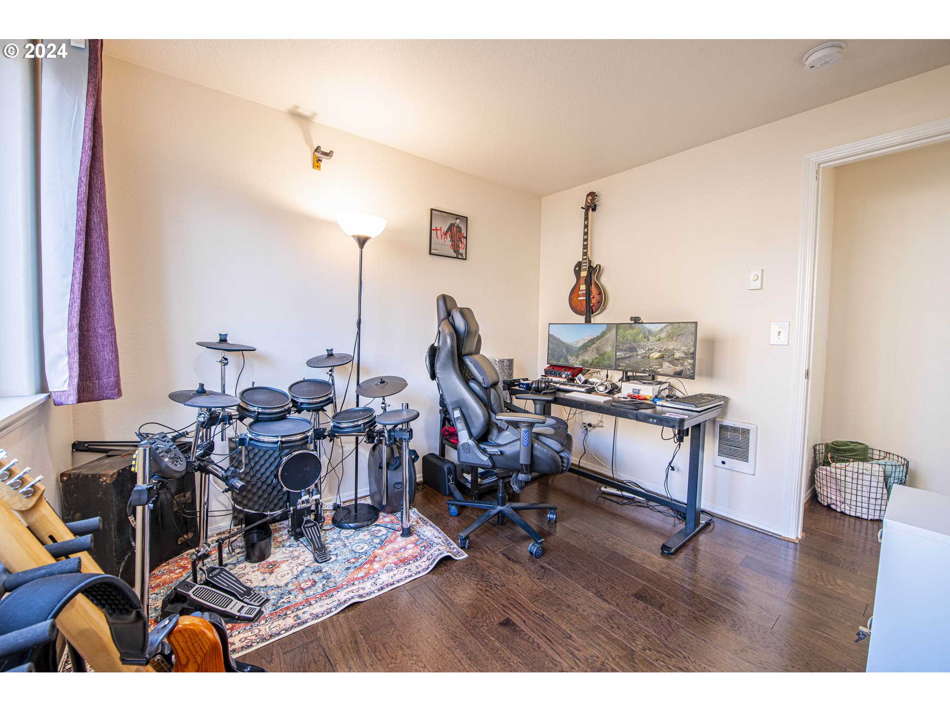 4128 Forsythia Street Springfield, OR 97478 - Photo 18 of 27 a view of a workspace with furniture and sitting area