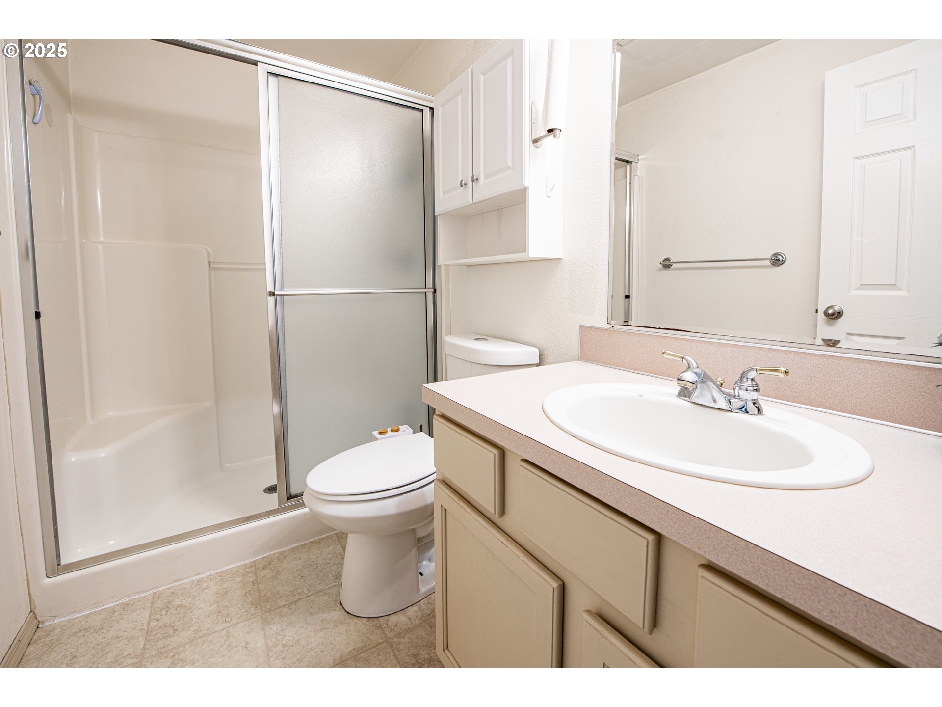 4128 Forsythia Street Springfield, OR 97478 - Photo 22 of 27 a bathroom with a sink toilet and shower