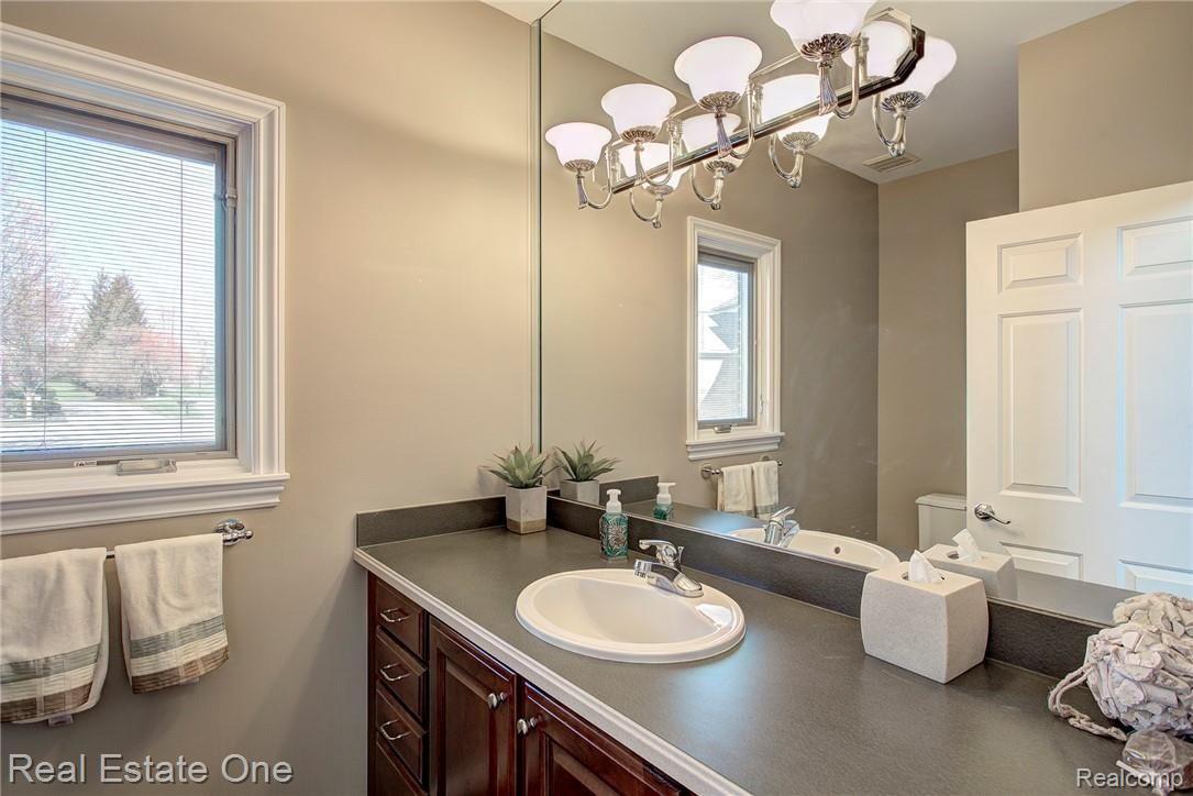 707 Elmwood Court Rochester, MI 48307 - Photo 11 of 52 18.jpg