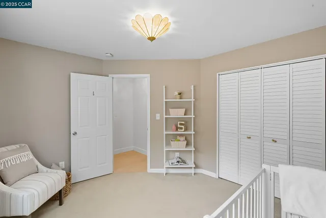 a view of livingroom with furniture
