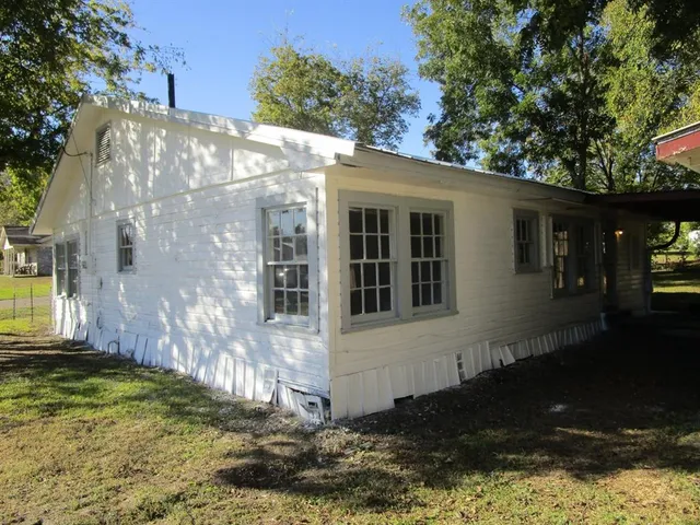 a view of a house with backyard and garden