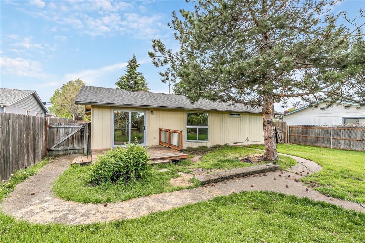 3167 Delta Waters Road Medford, OR 97504 - Photo 17 of 20 24-23