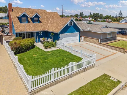 a view of a house with backyard and porch