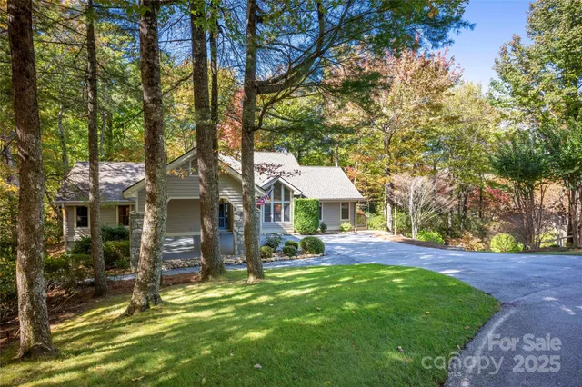 a view of a house with backyard and tree