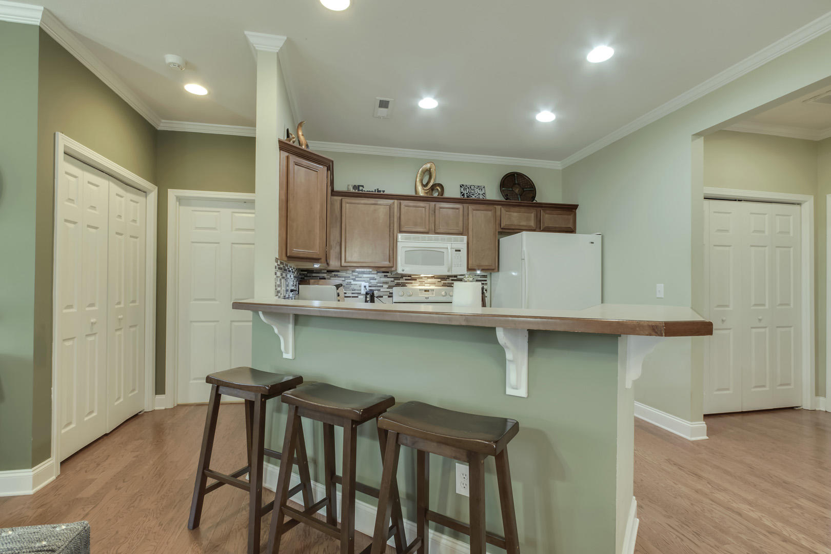 124 Hardinberry Street Oak Ridge, TN 37830 - Photo 8 of 19 08_HardinberryRoad_124_BreakfastBar