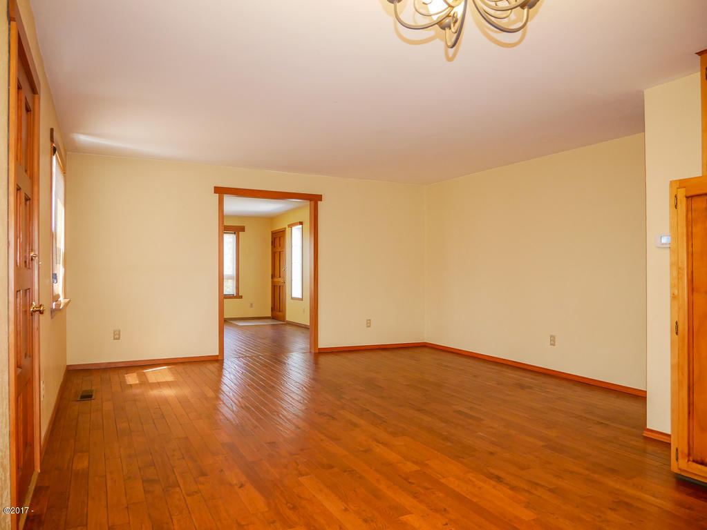 1037 Northwest Hurbert Street Newport, OR 97365 - Photo 6 of 37 Great Room