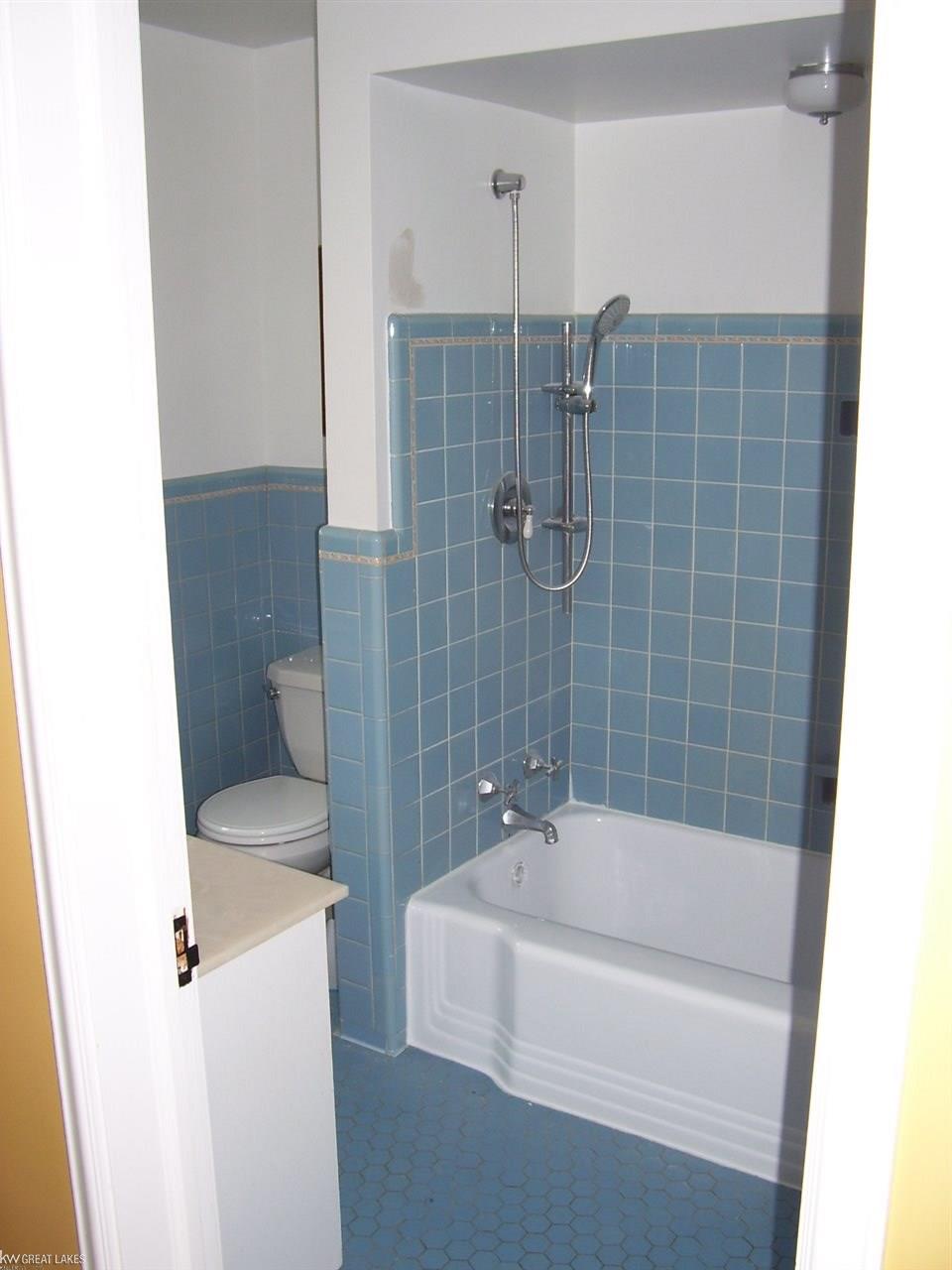 680 Hampton Road Grosse Pointe, MI 48236 - Photo 24 of 44 31382028-23.JPG