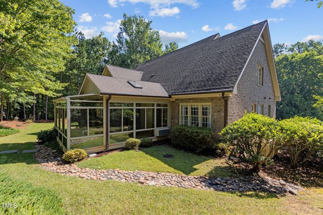a view of a house with backyard and garden