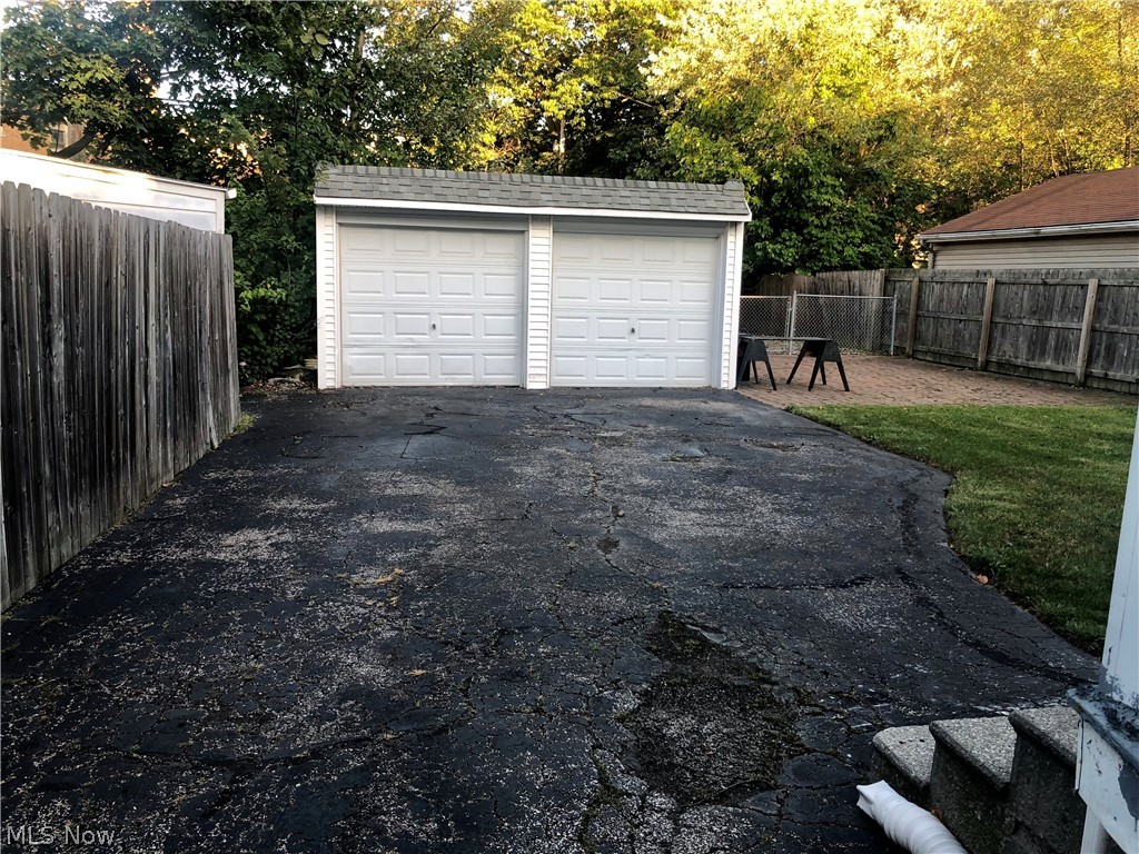 1003 Quilliams Road Cleveland, OH 44121 - Photo 4 of 18