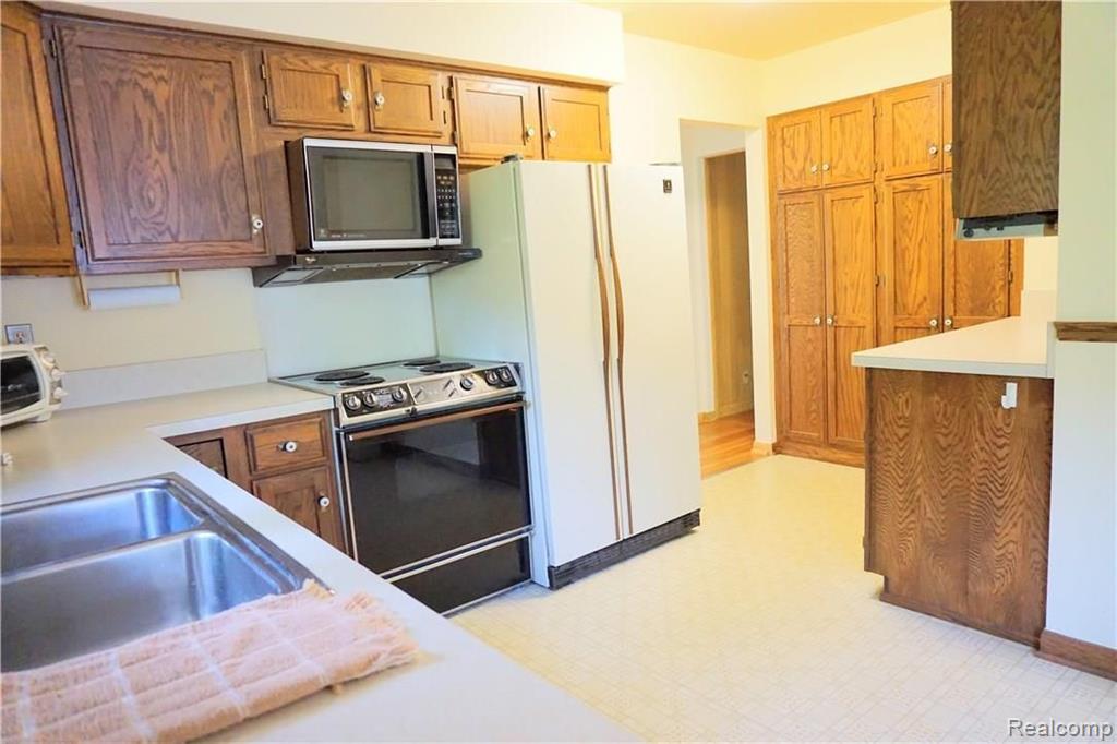 902 Hampton Road Grosse Pointe Woods, MI 48236 - Photo 19 of 47