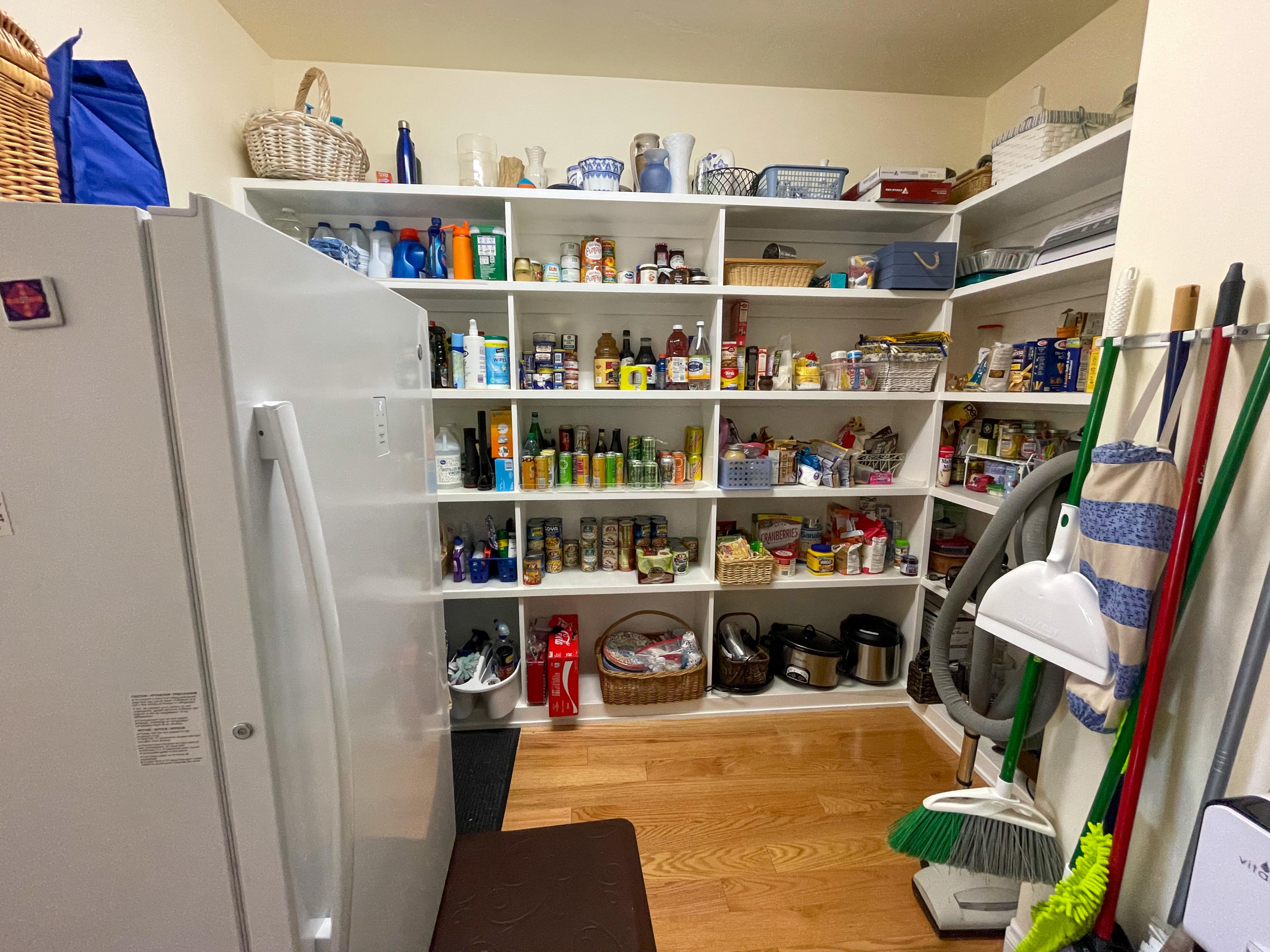 2994 Freeland Road Central Point, OR 97502 - Photo 21 of 66 Walk-in Pantry