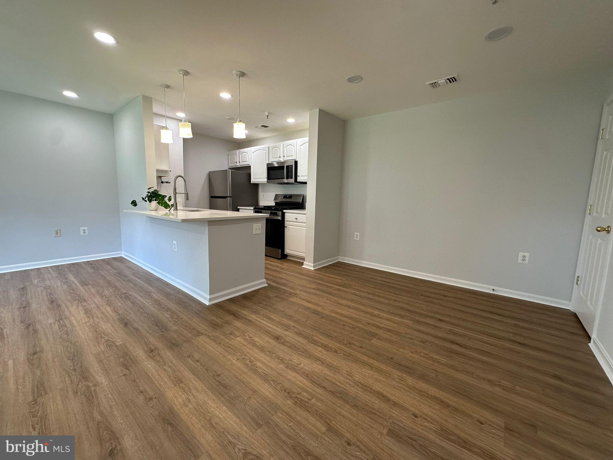 43577 Patching Pond Square Ashburn, VA 20147 - Photo 8 of 33