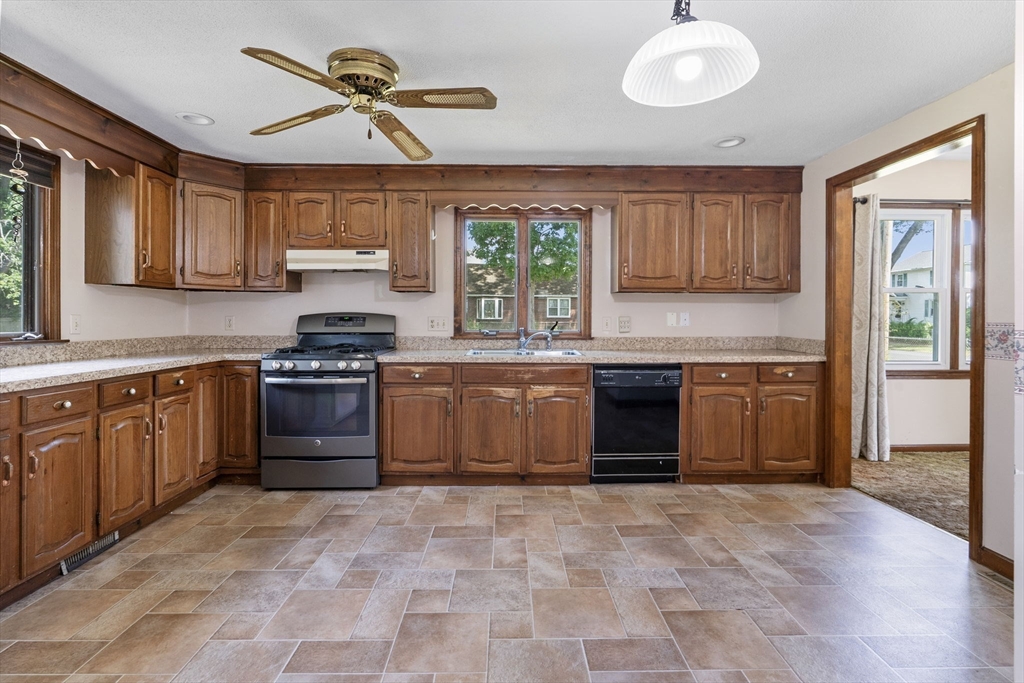 25 Prince Avenue West Springfield, MA 01089 - Photo 6 of 31