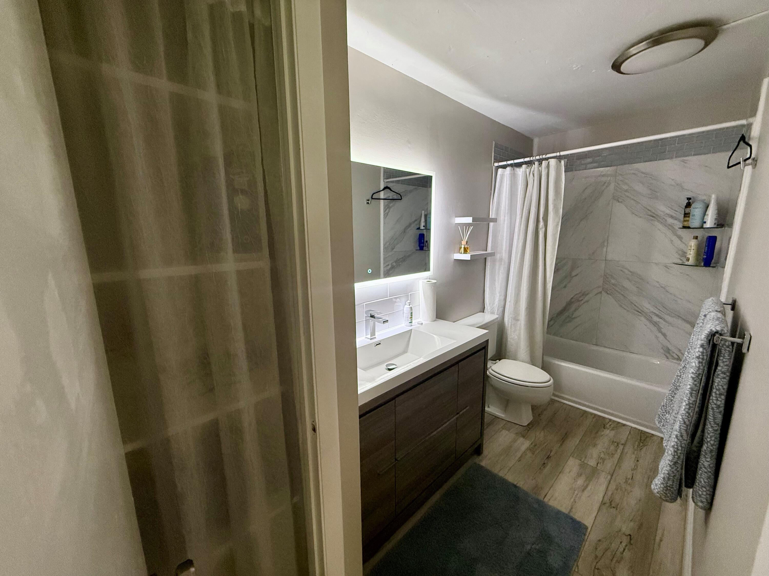 11 Royal Palm Way, Unit PH 303 Boca Raton, FL 33432 - Photo 10 of 14 Bathroom