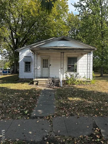 $30,000 | 111 South Elm Street, Nokomis, IL 62075