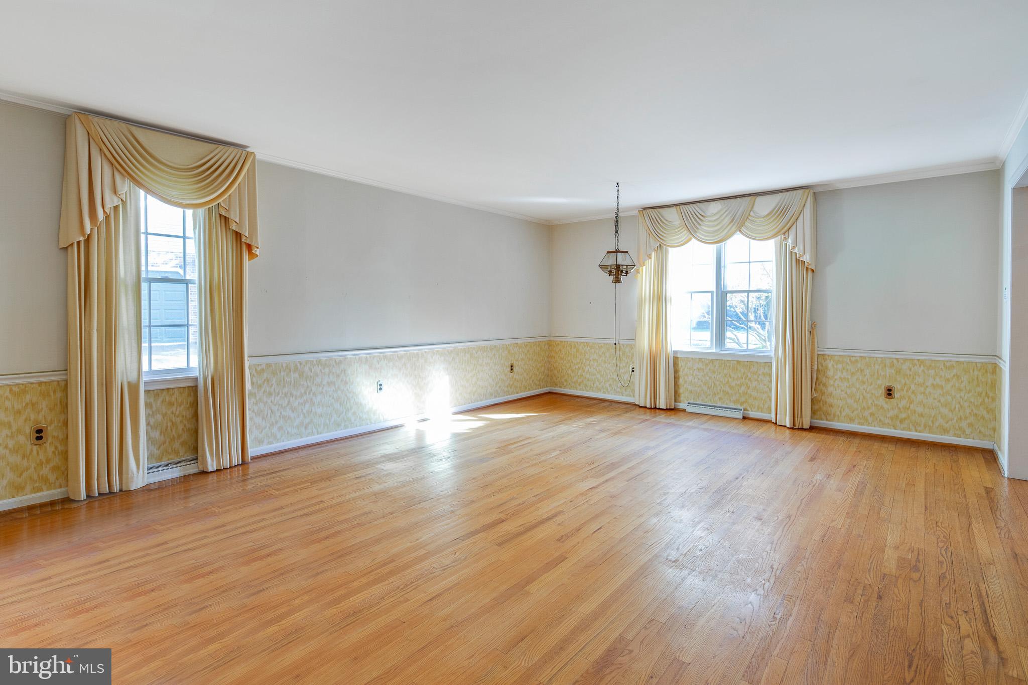 711 Burnley Road Wilmington, DE 19803 - Photo 16 of 31 Bright Living Room