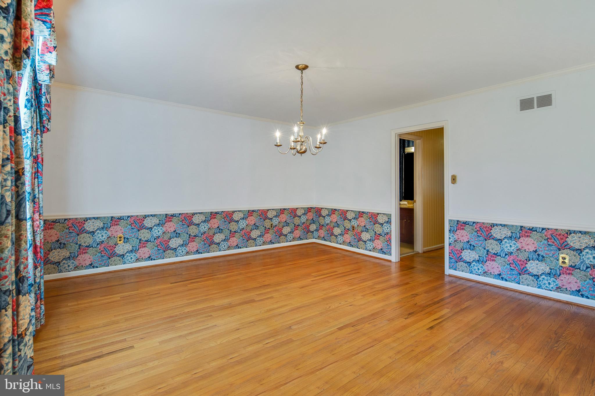 711 Burnley Road Wilmington, DE 19803 - Photo 19 of 31 Crown Molding and Chair Rail