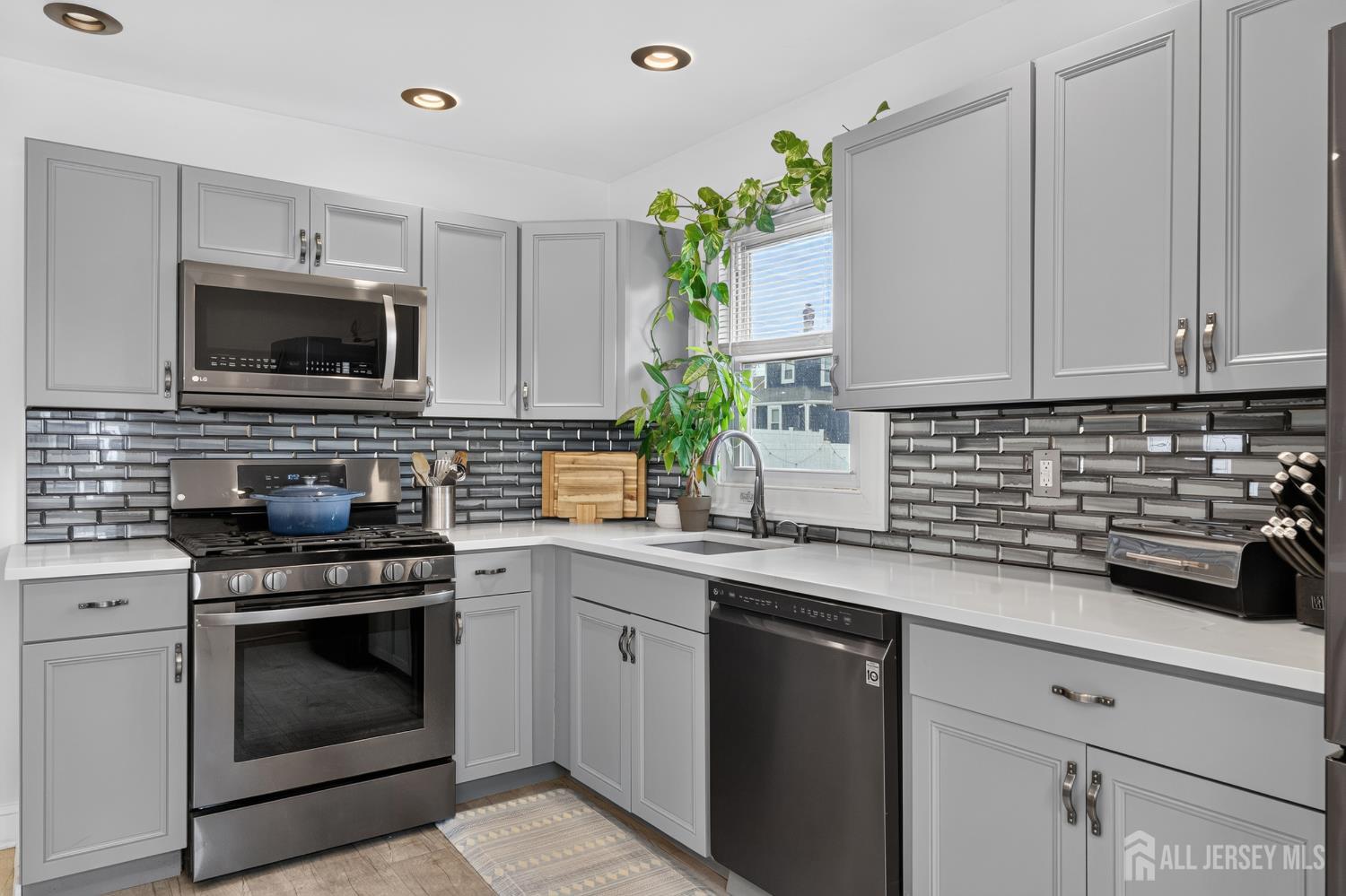 28 Wagner Street Fords, NJ 08863 - Photo 12 of 30