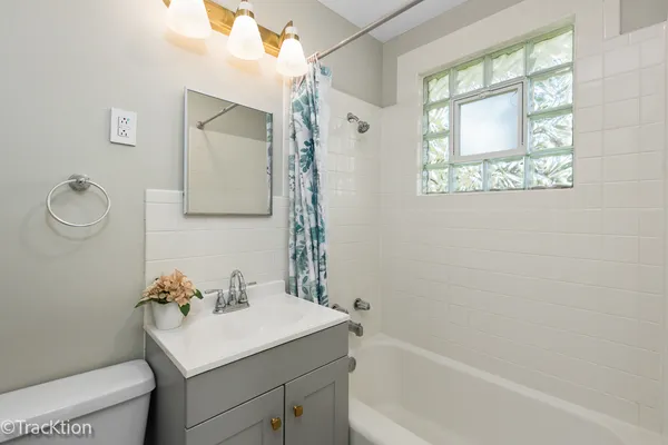 $2,600 | 146 Mohawk Drive, Carol Stream, IL 60188